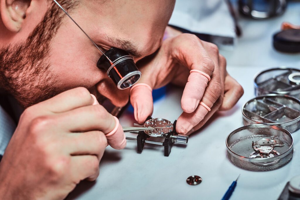 Uhrmacher bei der Revision Rolex Uhrwerk reparatur Uhr