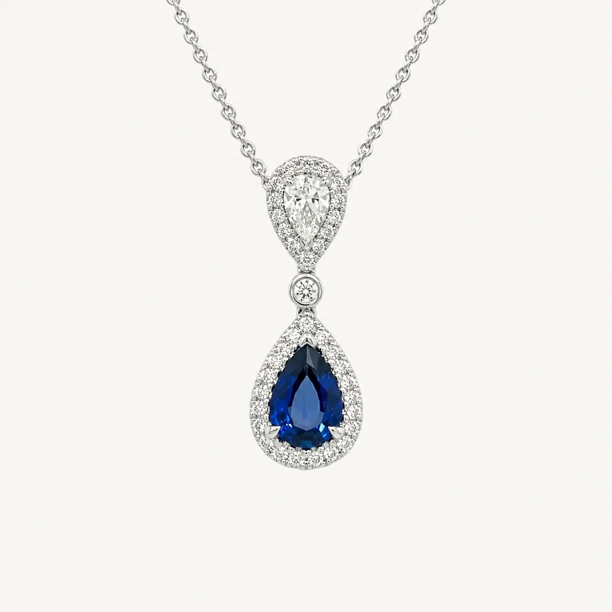 Saphir-Anhänger mit Diamanten bei Juwelier Feinschliff in Kassel