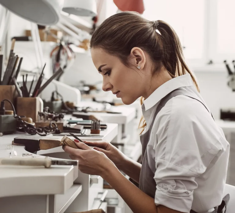 Uhren- und Schmuckreparatur in der Meisterwerkstatt von Juwelier Feinschliff