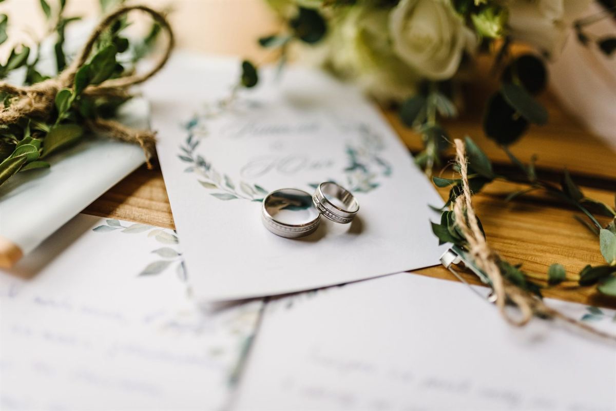 Trauringpaar auf einer Hochzeitseinladung